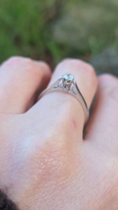2416: Vintage 9ct White Gold Round Full Cut Diamond Solitaire