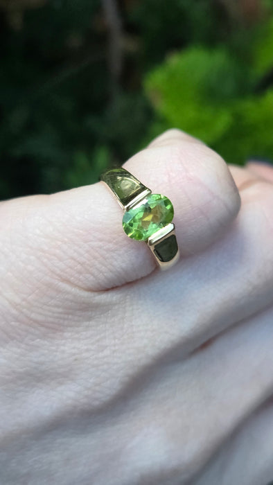 6407 Vintage 18ct Gold Peridot Solitaire Dress/Stacker Ring- Exquisite