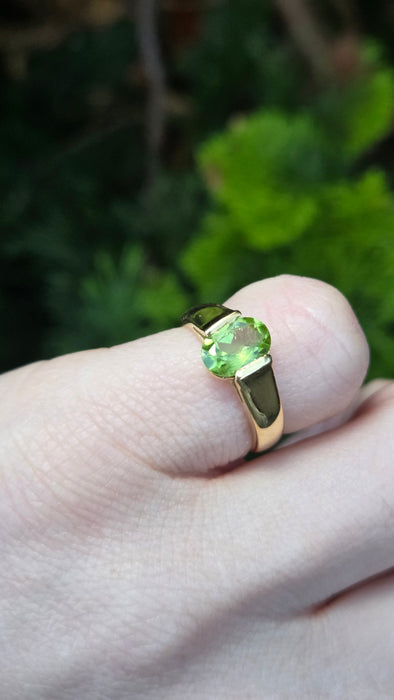 6407 Vintage 18ct Gold Peridot Solitaire Dress/Stacker Ring- Exquisite