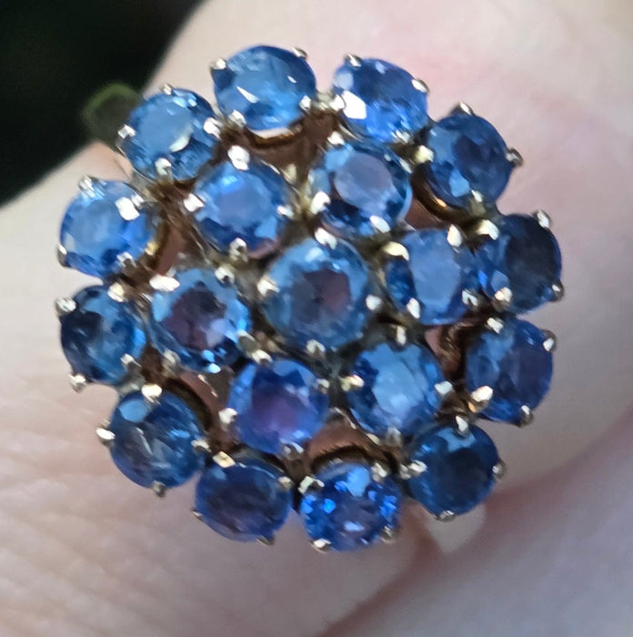 2596: Vintage 9ct Gold 19 French Blue Sapphires Flowerhead Ring