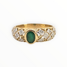 Load image into Gallery viewer, 0627: Vintage 18ct Gold Emerald &amp; 18 Natural Sparkling Diamonds Ring
