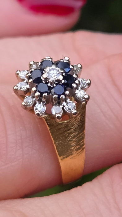 6065 Vintage: 18ct Yellow Gold French Blue Sapphire & Diamond Flower Head Ring — From 1960s