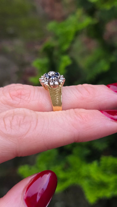 6065 Vintage: 18ct Yellow Gold French Blue Sapphire & Diamond Flower Head Ring — From 1960s