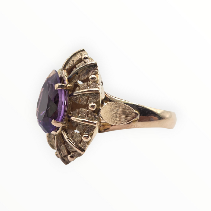 2753: Vintage 14ct Gold Cabochon Amethyst Leaf Design Statement Ring