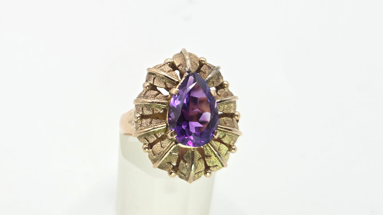 2753: Vintage 14ct Gold Cabochon Amethyst Leaf Design Statement Ring