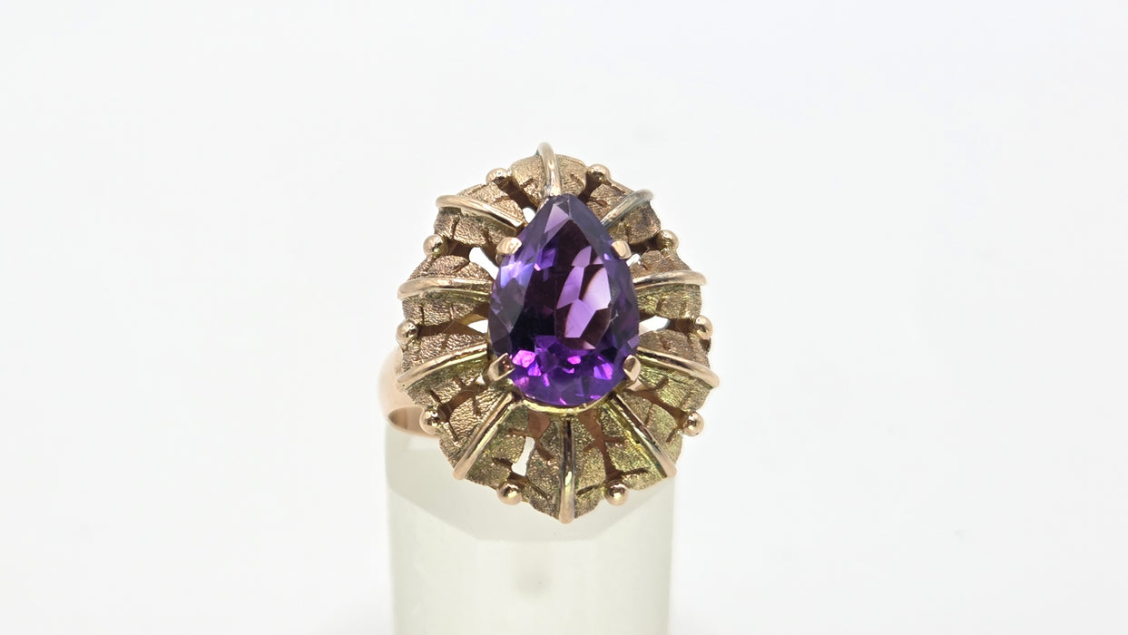 2753: Vintage 14ct Gold Cabochon Amethyst Leaf Design Statement Ring