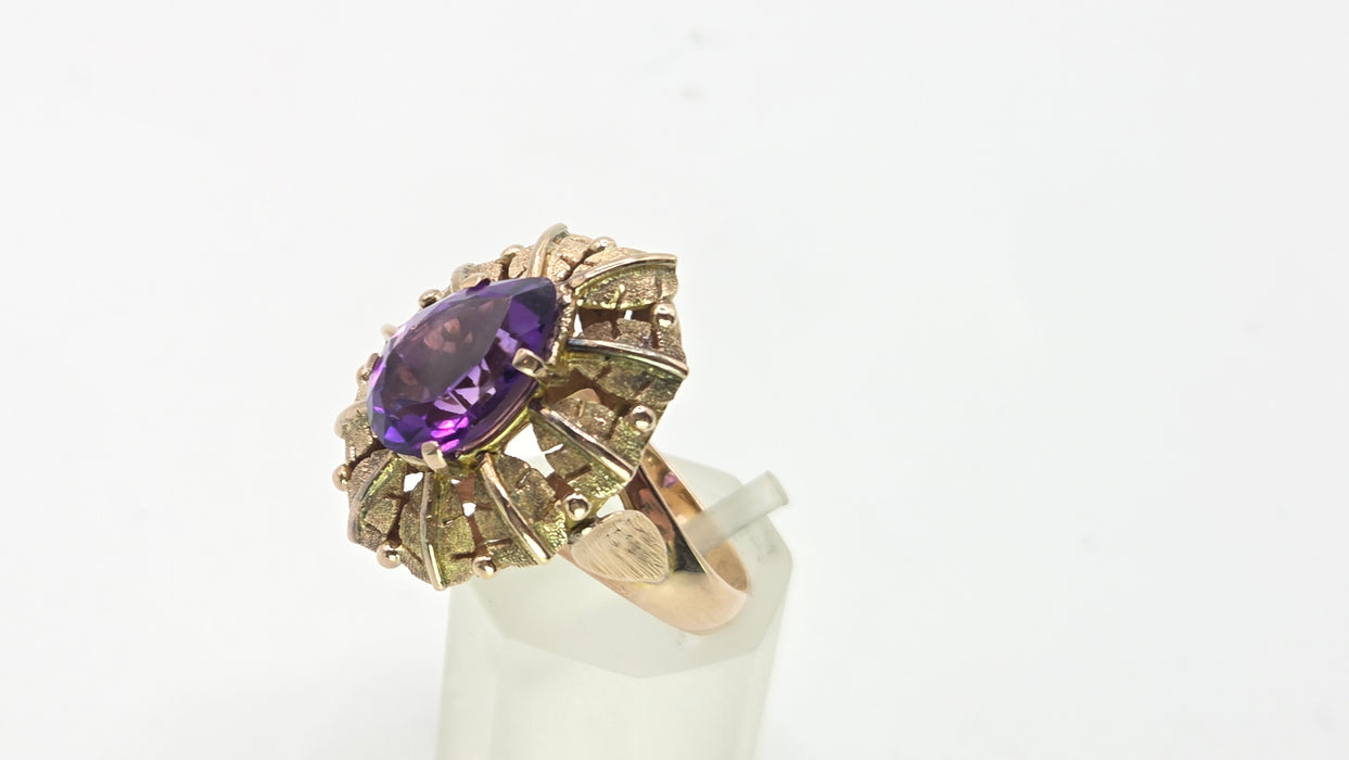 2753: Vintage 14ct Gold Cabochon Amethyst Leaf Design Statement Ring