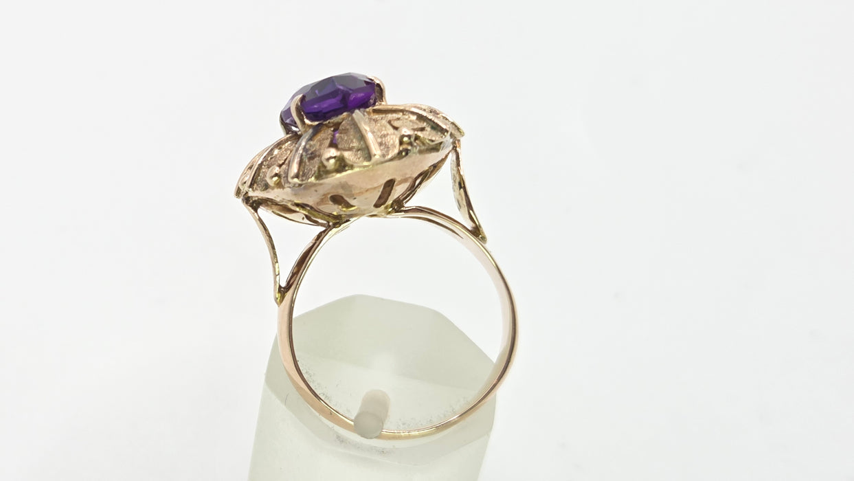 2753: Vintage 14ct Gold Cabochon Amethyst Leaf Design Statement Ring
