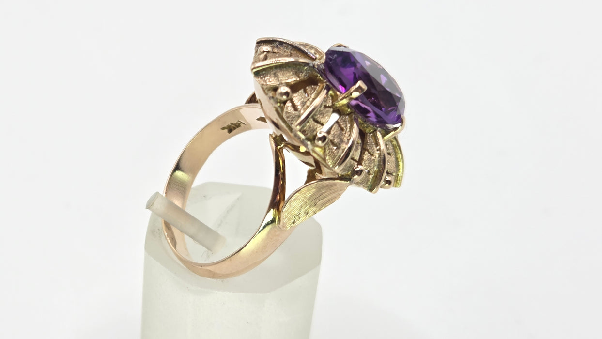 2753: Vintage 14ct Gold Cabochon Amethyst Leaf Design Statement Ring