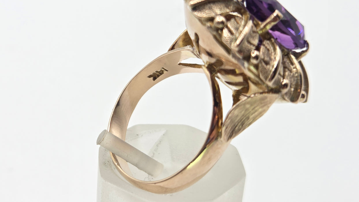 2753: Vintage 14ct Gold Cabochon Amethyst Leaf Design Statement Ring
