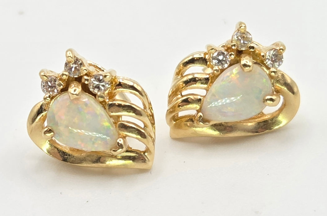 2767: Vintage: 18ct Gold White Opal Diamonds Stud Earrings