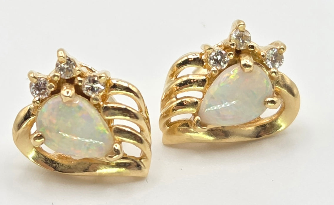 2767: Vintage: 18ct Gold White Opal Diamonds Stud Earrings
