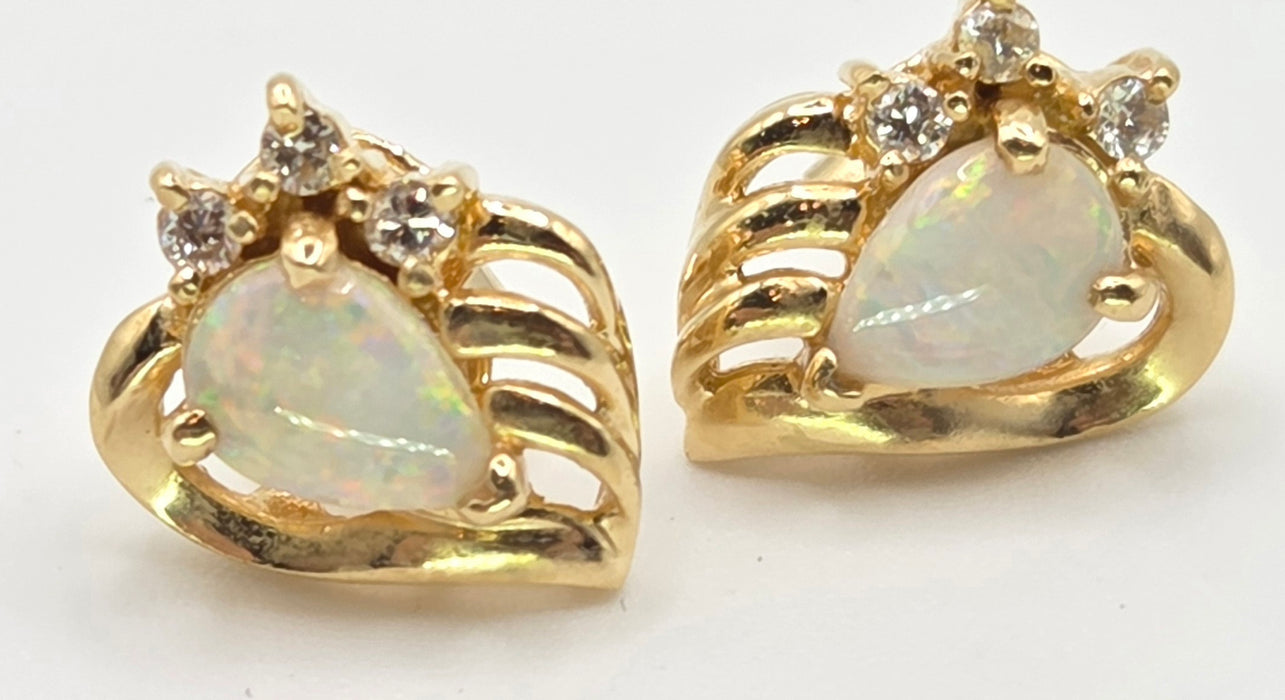 2767: Vintage: 18ct Gold White Opal Diamonds Stud Earrings