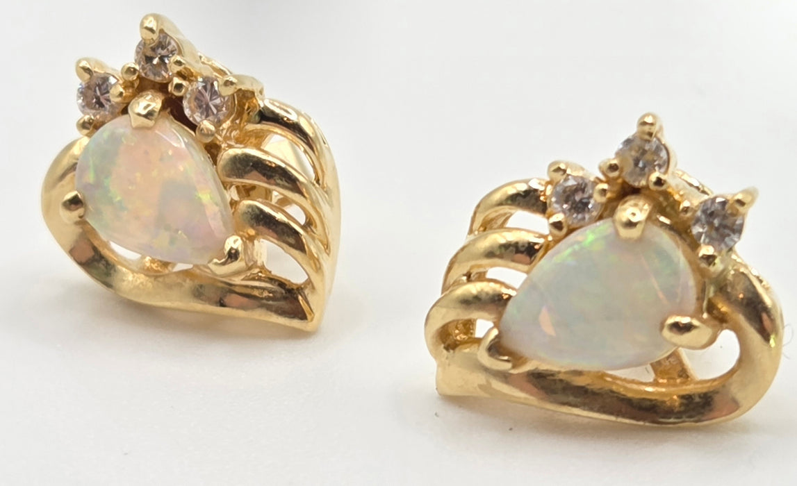 2767: Vintage: 18ct Gold White Opal Diamonds Stud Earrings