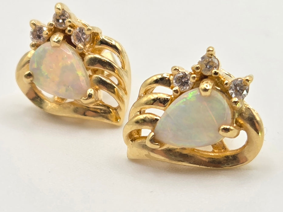 2767: Vintage: 18ct Gold White Opal Diamonds Stud Earrings