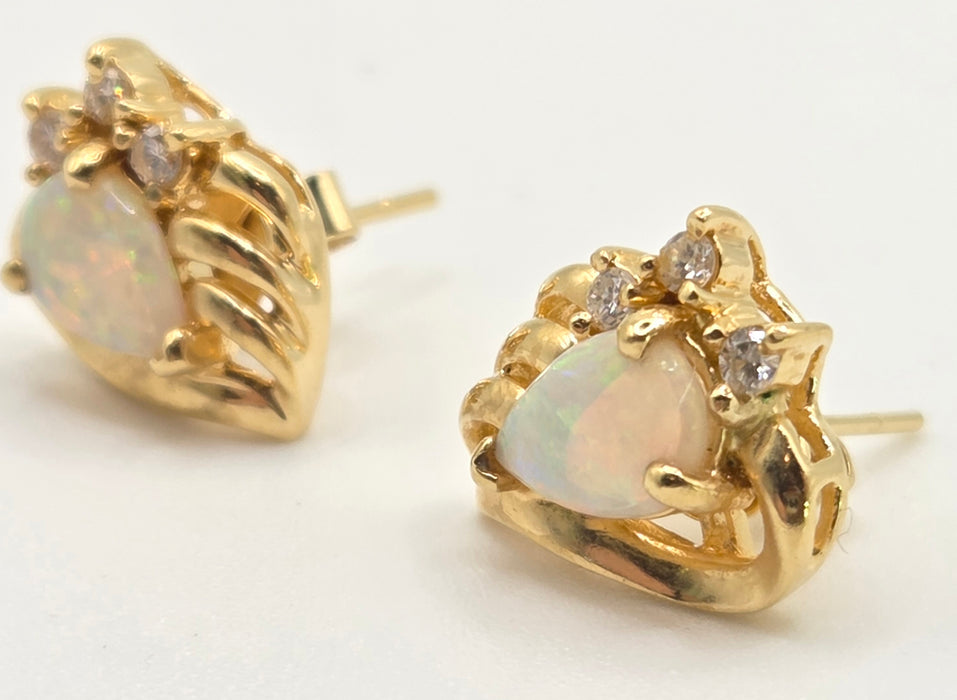 2767: Vintage: 18ct Gold White Opal Diamonds Stud Earrings