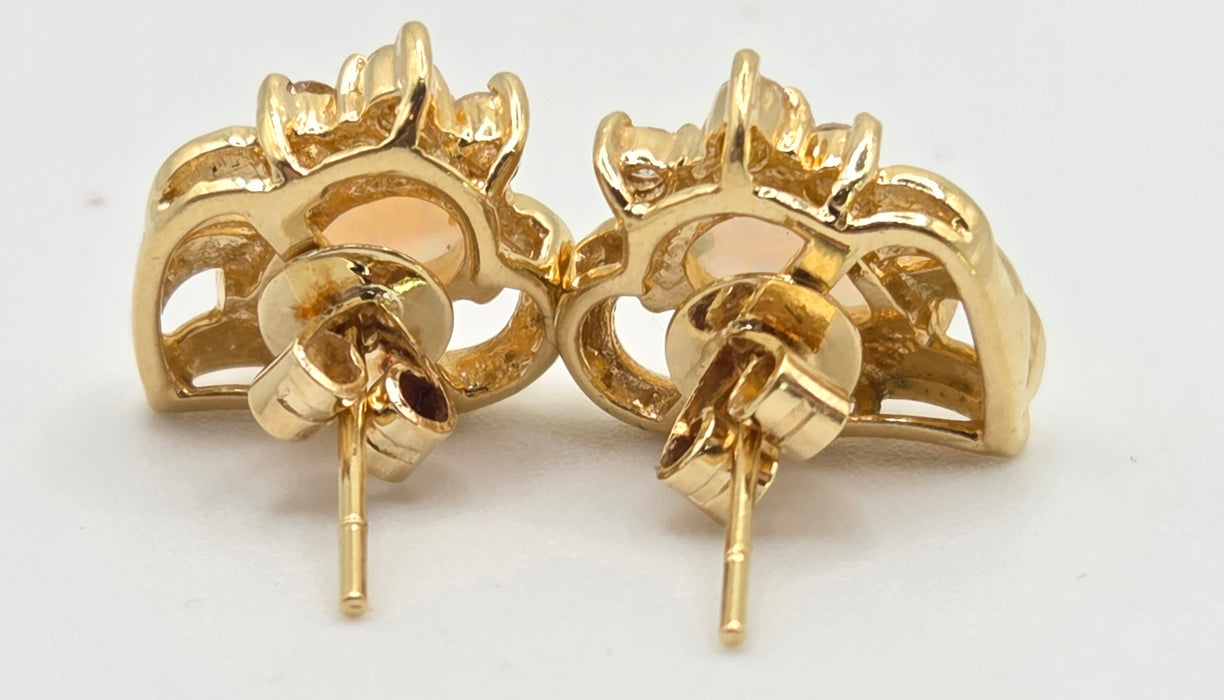 2767: Vintage: 18ct Gold White Opal Diamonds Stud Earrings