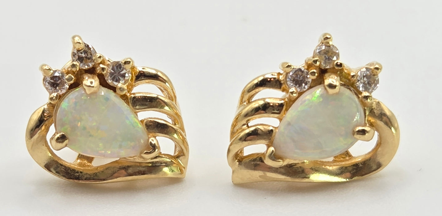 2767: Vintage: 18ct Gold White Opal Diamonds Stud Earrings