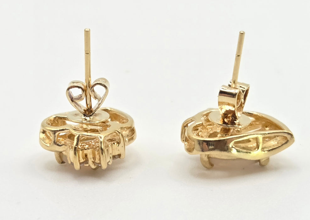 2767: Vintage: 18ct Gold White Opal Diamonds Stud Earrings