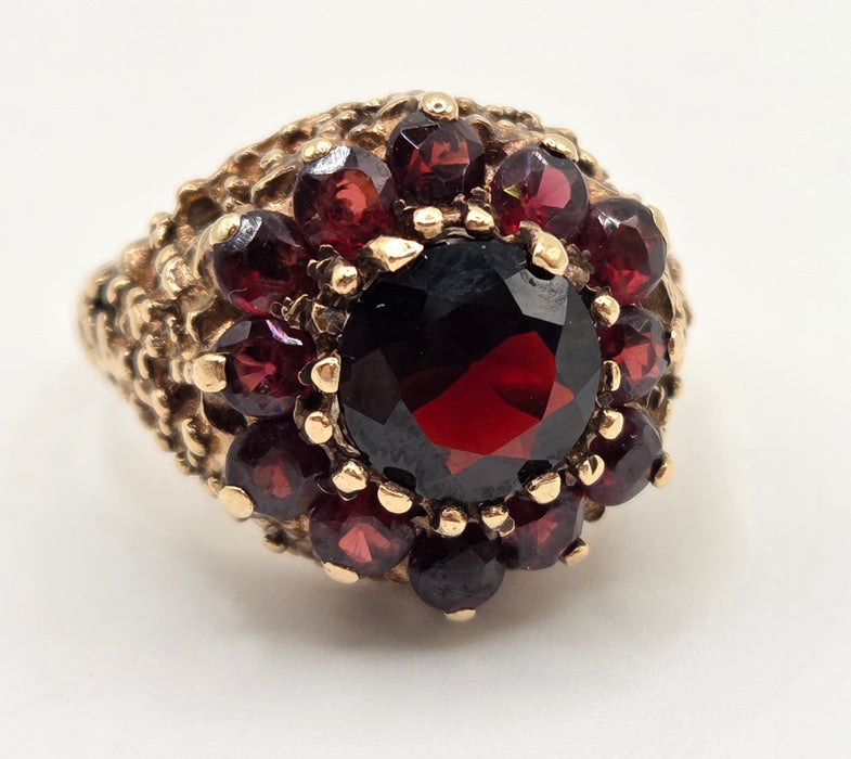2959- Vintage 9ct Gold 12 Vivid Red Garnets Cluster Ring- Pre-1975
