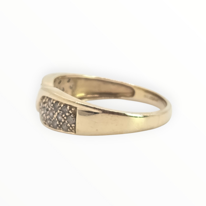 2834: Vintage 9ct Gold Sparking Natural Diamonds Dress Ring