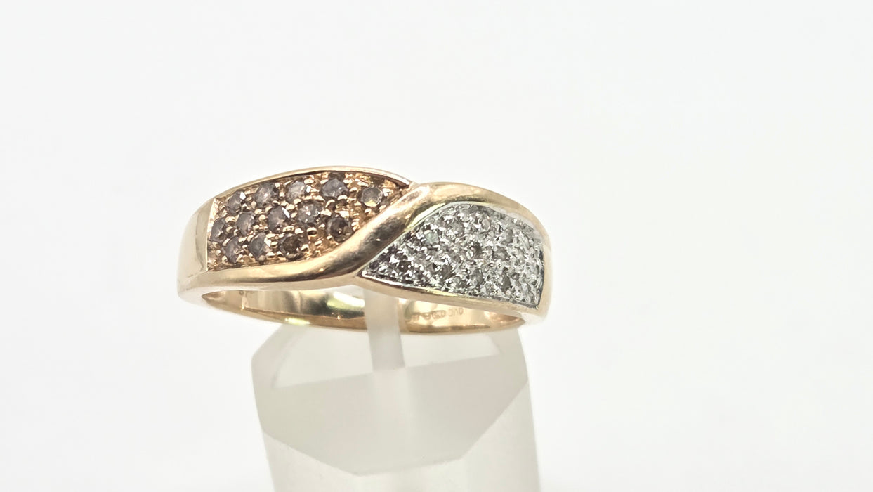 2834: Vintage 9ct Gold Sparking Natural Diamonds Dress Ring