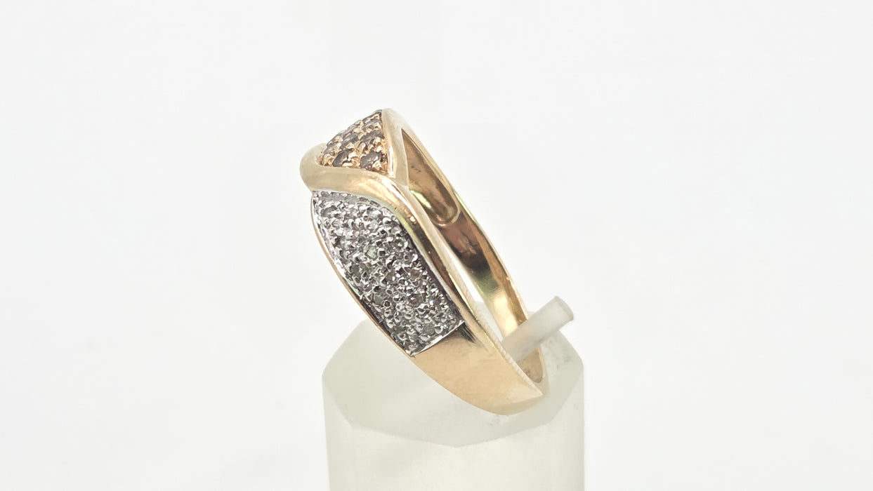 2834: Vintage 9ct Gold Sparking Natural Diamonds Dress Ring