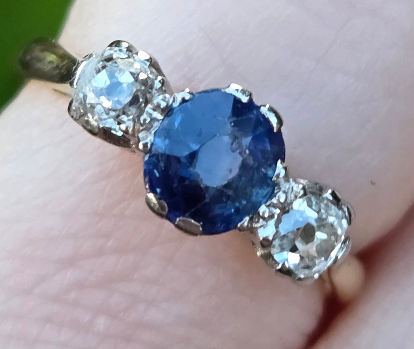 6485:Vintage: 18ct Gold Platinum Cornflower Blue Sapphire Diamonds (0.34ct) 3-Stone