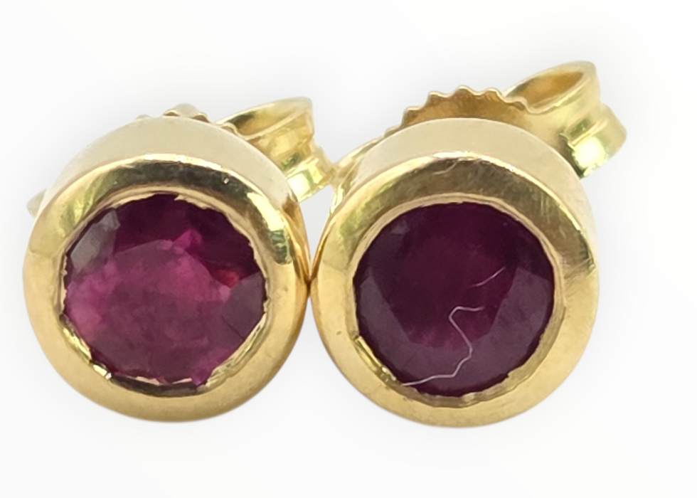 2639 Vintage 18ct Gold Round Cut Rubies Stud Earrings