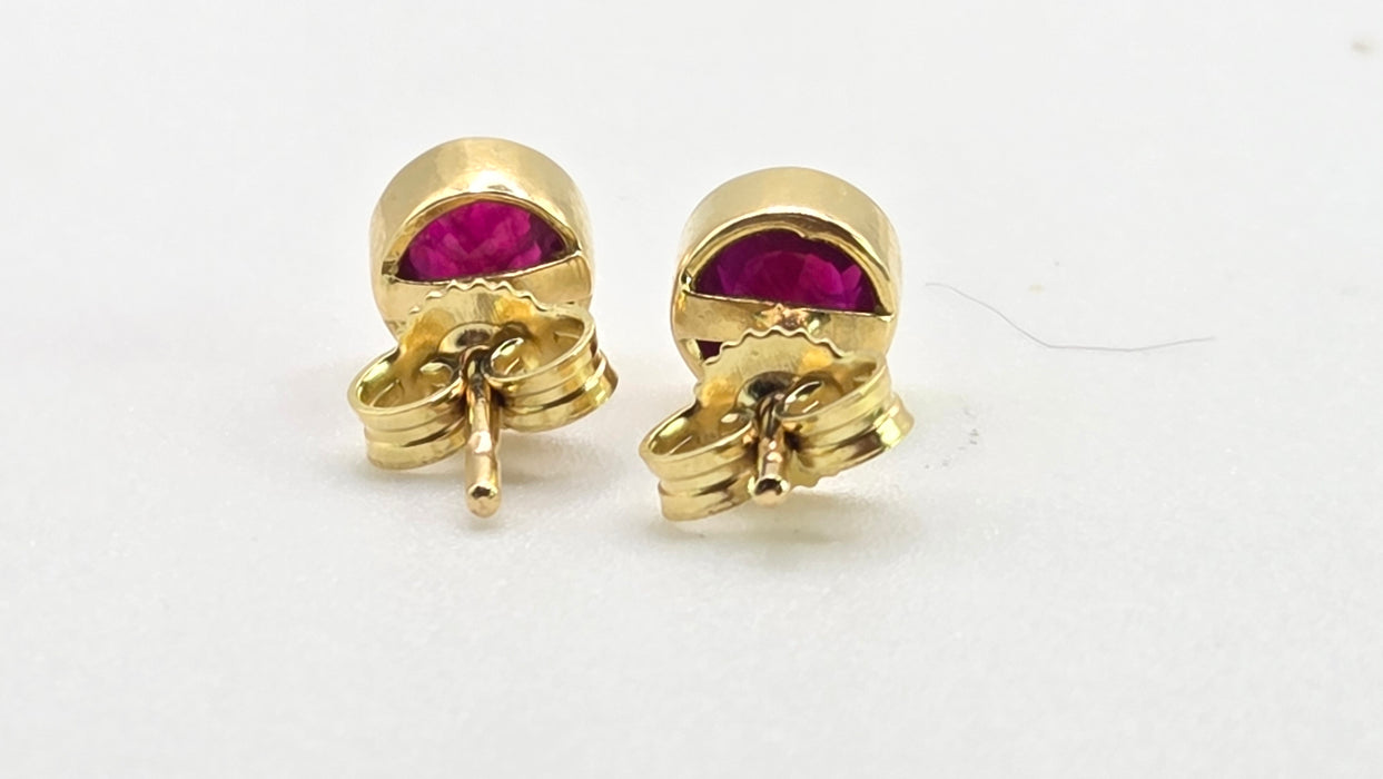 2639 Vintage 18ct Gold Round Cut Rubies Stud Earrings