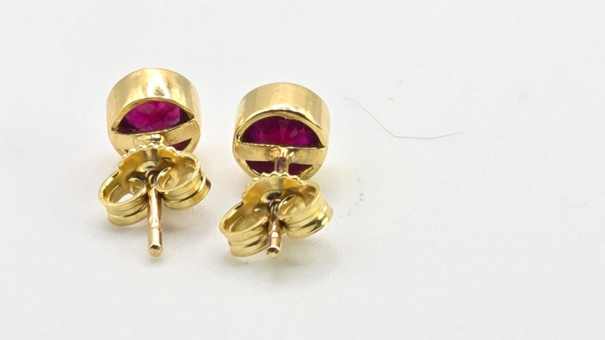 2639 Vintage 18ct Gold Round Cut Rubies Stud Earrings