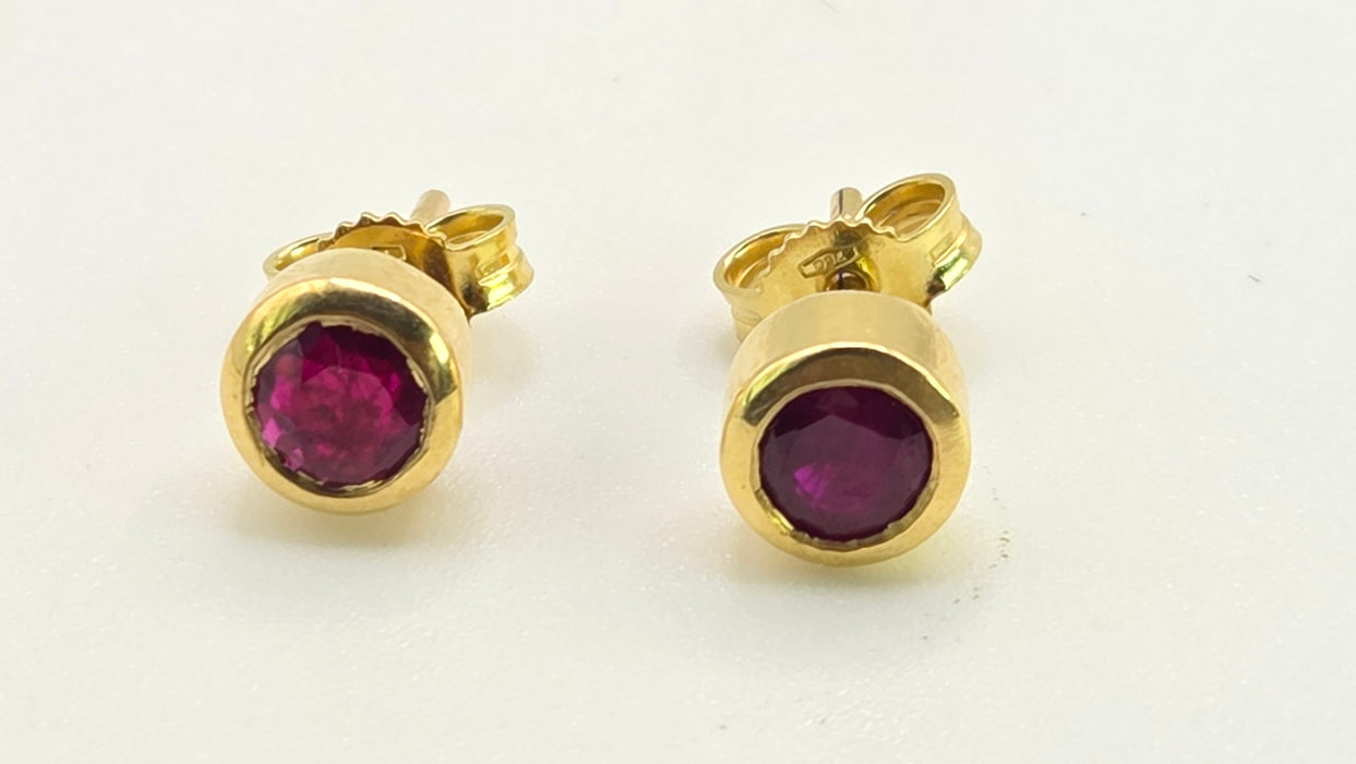 2639 Vintage 18ct Gold Round Cut Rubies Stud Earrings