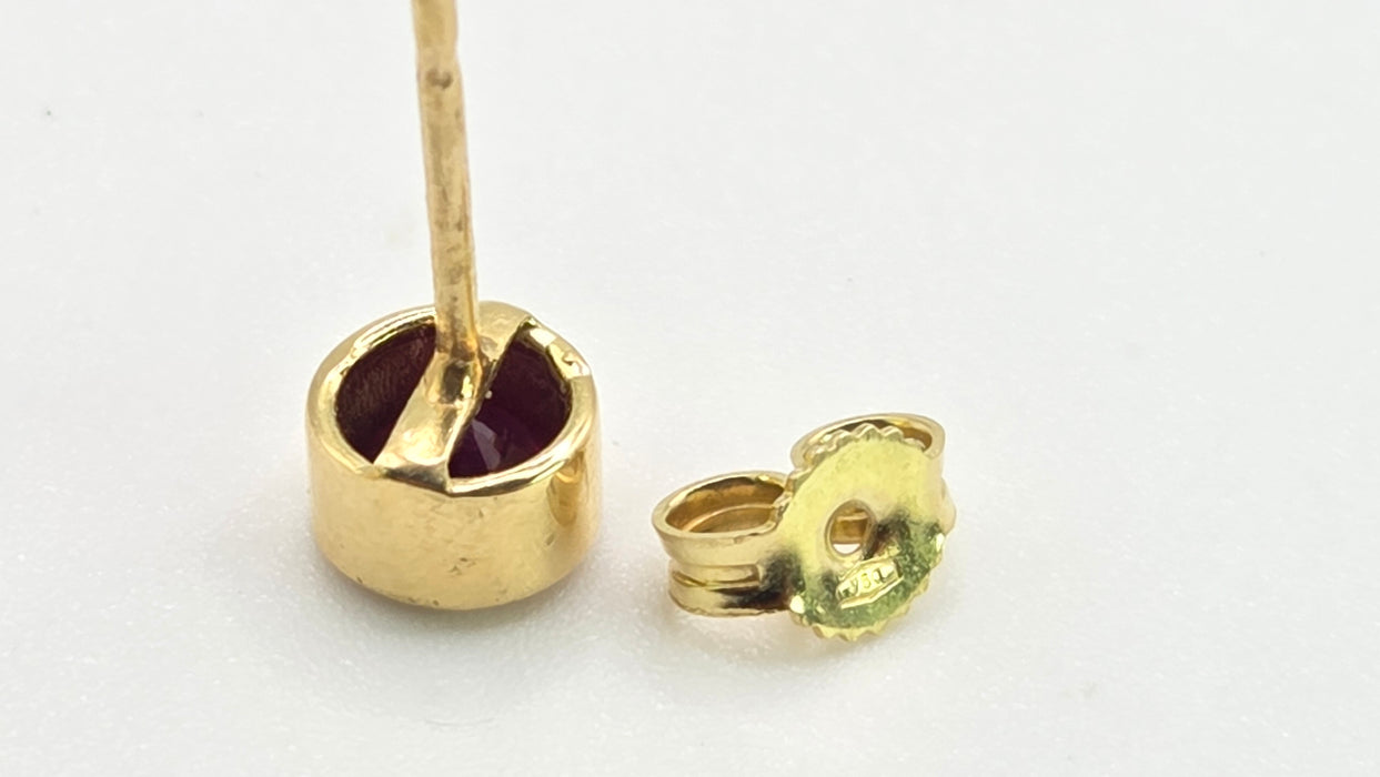 2639 Vintage 18ct Gold Round Cut Rubies Stud Earrings