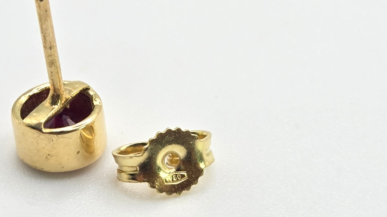 2639 Vintage 18ct Gold Round Cut Rubies Stud Earrings