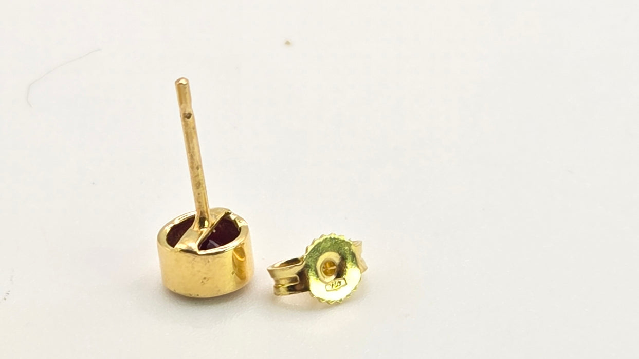 2639 Vintage 18ct Gold Round Cut Rubies Stud Earrings