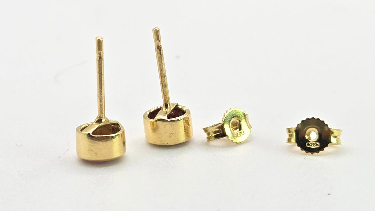 2639 Vintage 18ct Gold Round Cut Rubies Stud Earrings