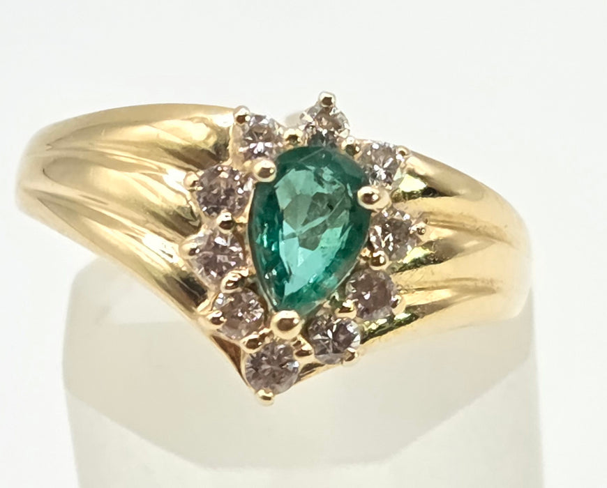 2644- Vintage 14ct Gold Emerald 10 Diamonds Dress Ring