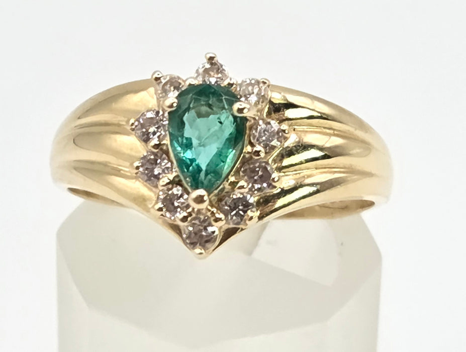 2644- Vintage 14ct Gold Emerald 10 Diamonds Dress Ring