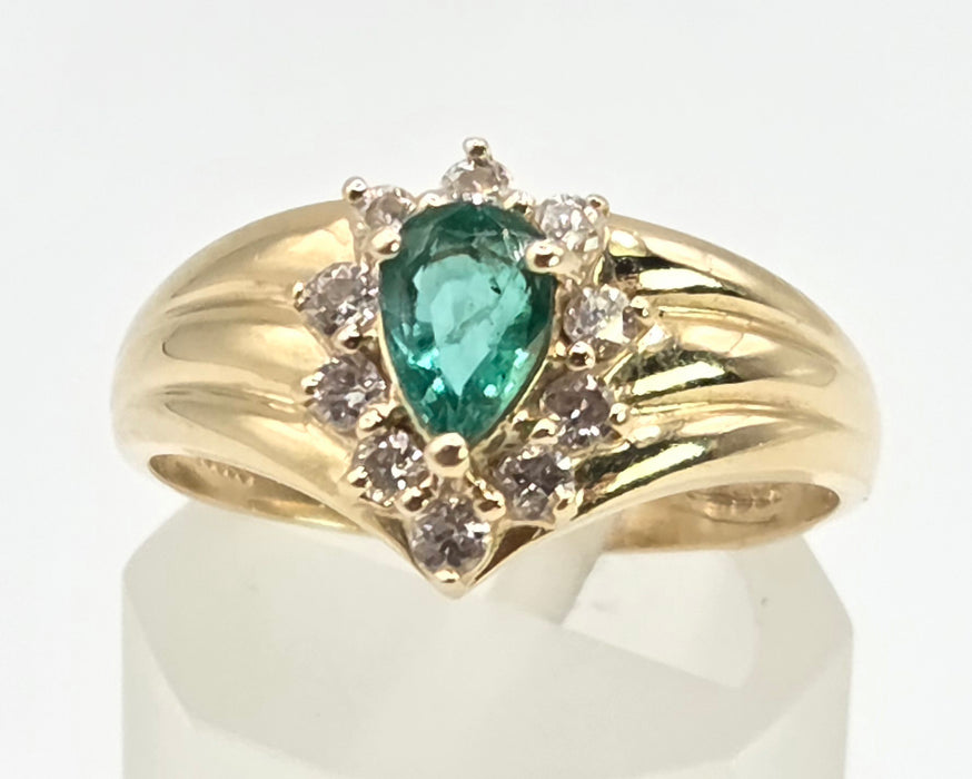 2644- Vintage 14ct Gold Emerald 10 Diamonds Dress Ring