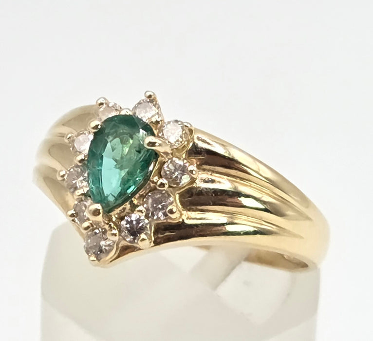 2644- Vintage 14ct Gold Emerald 10 Diamonds Dress Ring
