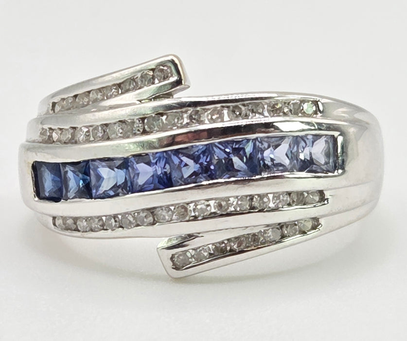 2646: 14ct White Gold Cornflower Blue Sapphire 32 Diamonds Dress Ring