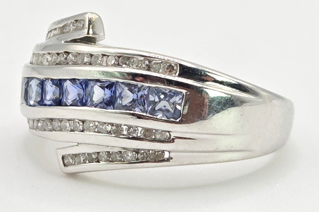 2646: 14ct White Gold Cornflower Blue Sapphire 32 Diamonds Dress Ring