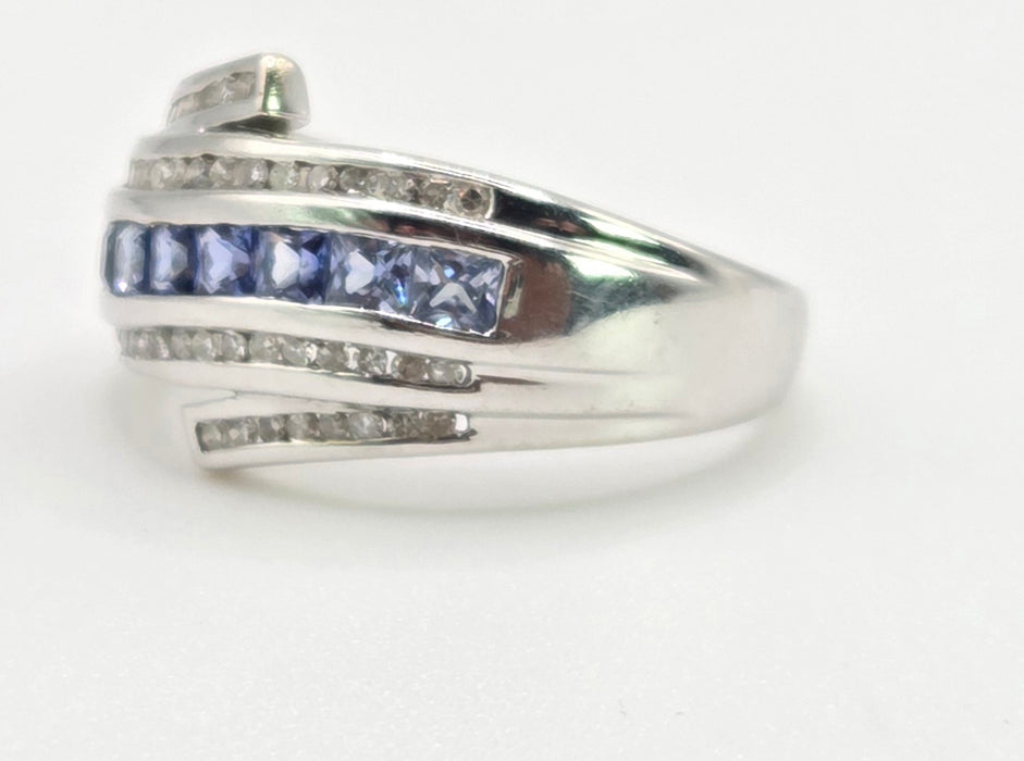 2646: 14ct White Gold Cornflower Blue Sapphire 32 Diamonds Dress Ring