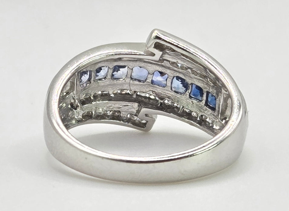 2646: 14ct White Gold Cornflower Blue Sapphire 32 Diamonds Dress Ring