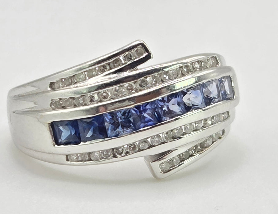 2646: 14ct White Gold Cornflower Blue Sapphire 32 Diamonds Dress Ring
