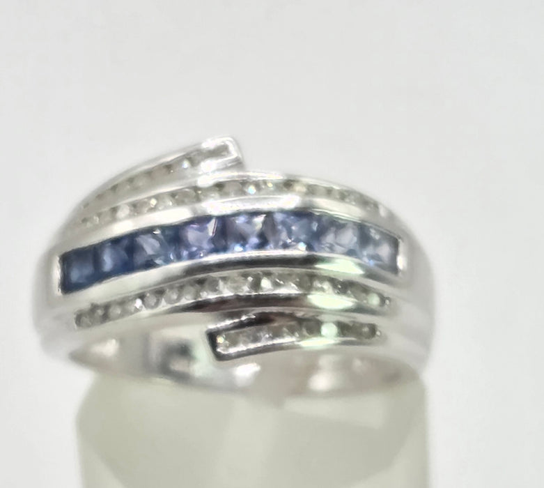 2646: 14ct White Gold Cornflower Blue Sapphire 32 Diamonds Dress Ring