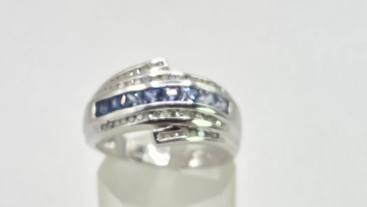 2646: 14ct White Gold Cornflower Blue Sapphire 32 Diamonds Dress Ring