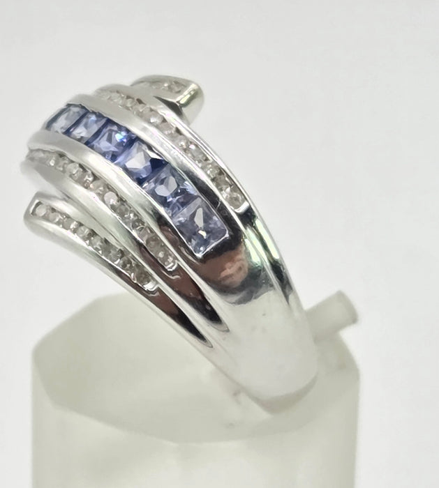2646: 14ct White Gold Cornflower Blue Sapphire 32 Diamonds Dress Ring