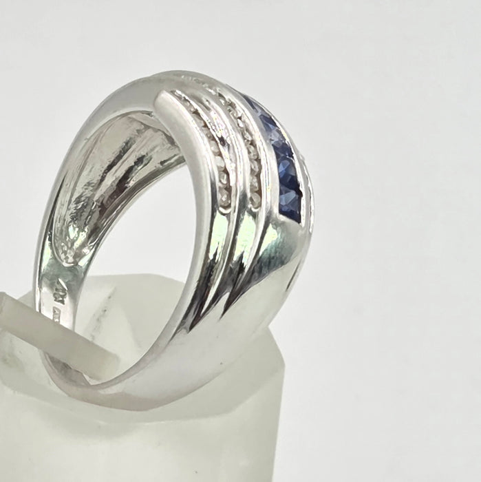 2646: 14ct White Gold Cornflower Blue Sapphire 32 Diamonds Dress Ring