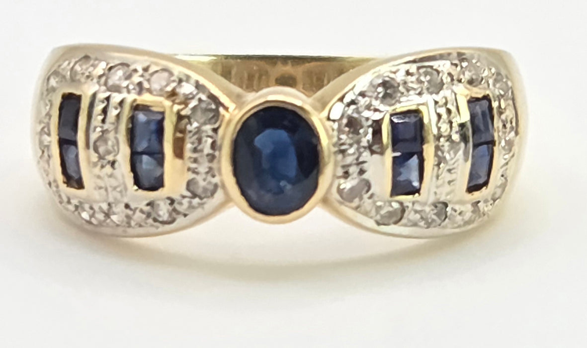 2649: Vintage 18ct Gold Cornflower Blue Sapphires 24 Diamonds Art Deco Style Ring